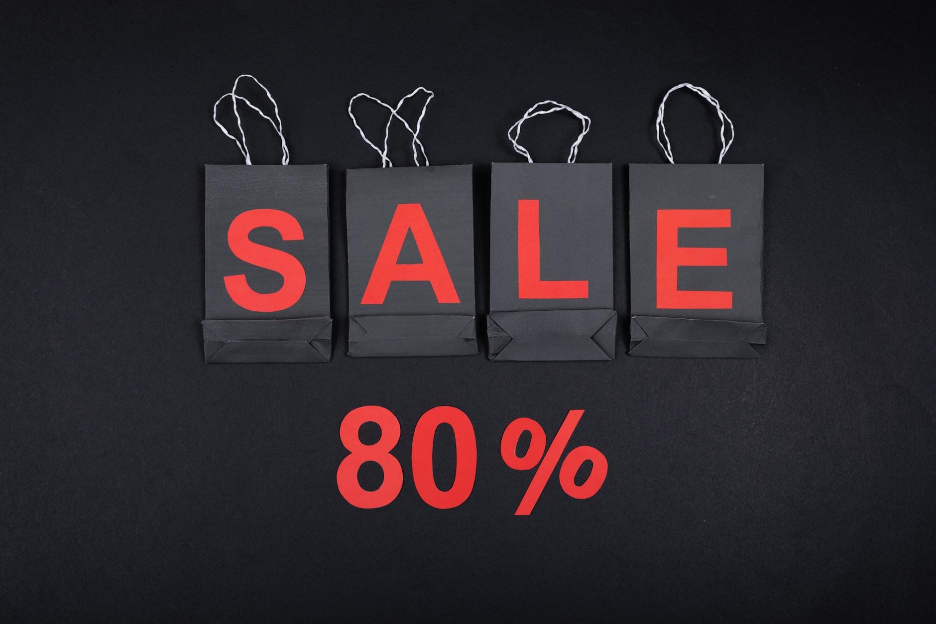 Czarne torby zakupowe z napisem wyprzedaż 80% rabatu