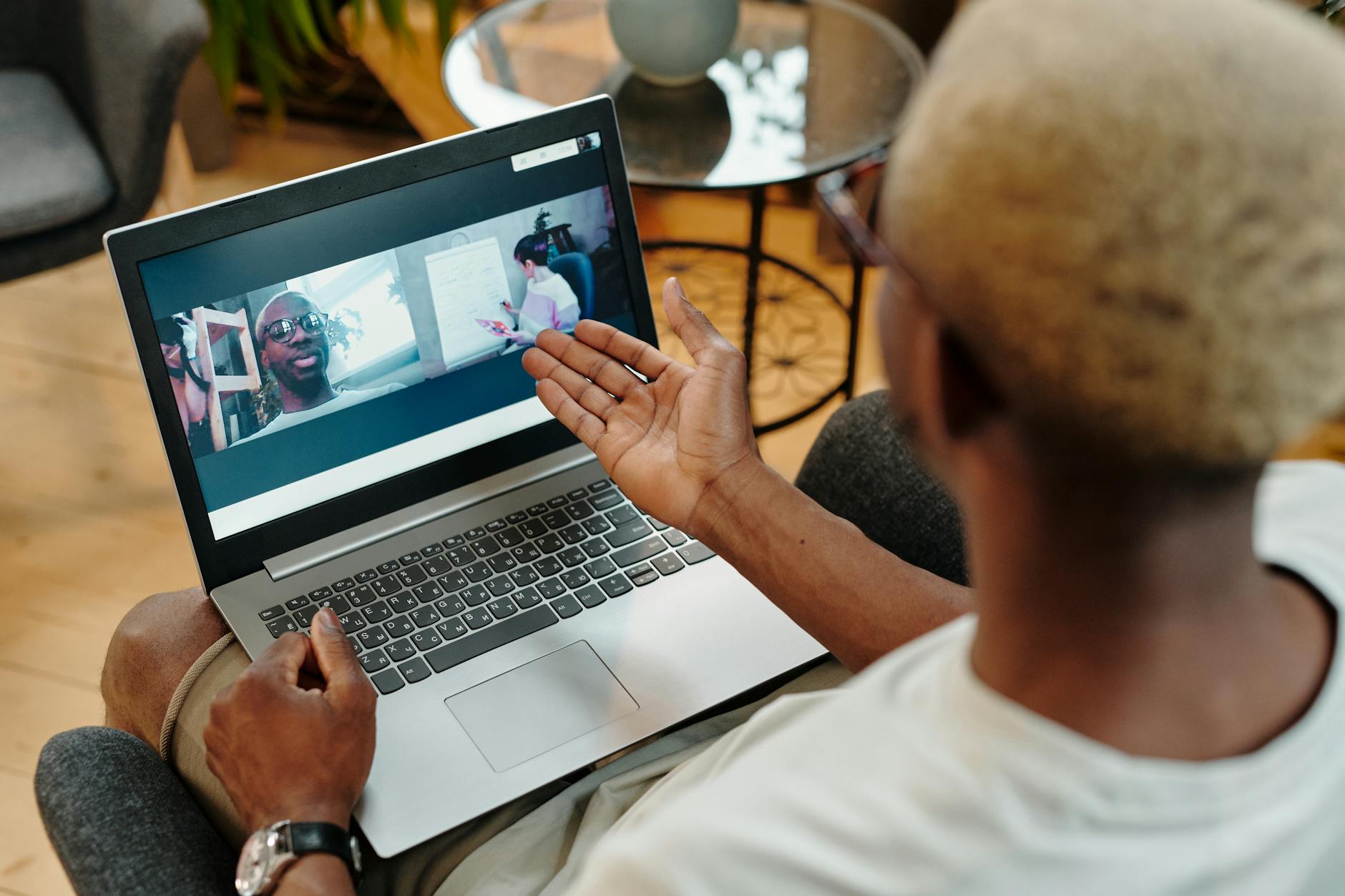 Osoba podczas wideorozmowy na laptopie w domowym, spokojnym wnętrzu
