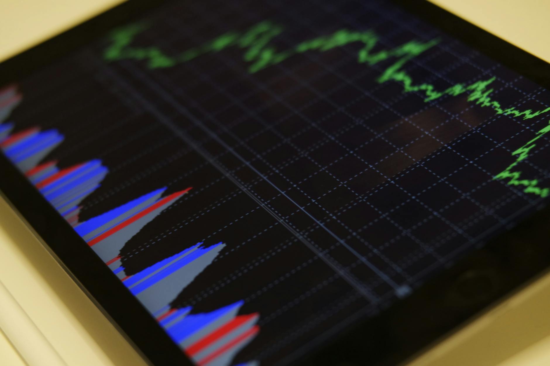 Tablet z kolorowymi wykresami statystycznymi zbliżony na ekran