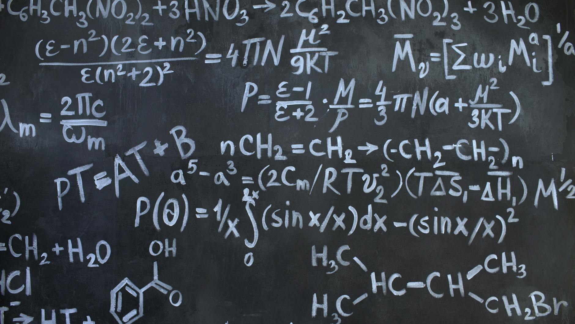 Tablica z gęsto zapisanymi wzorami matematycznymi i chemicznymi