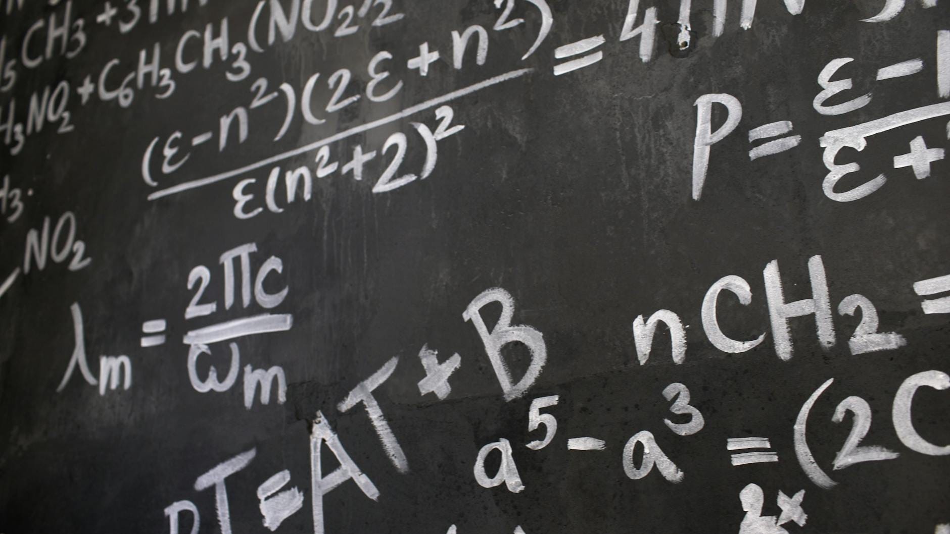 Tablica złożona z wzorów fizycznych i równań algebraicznych