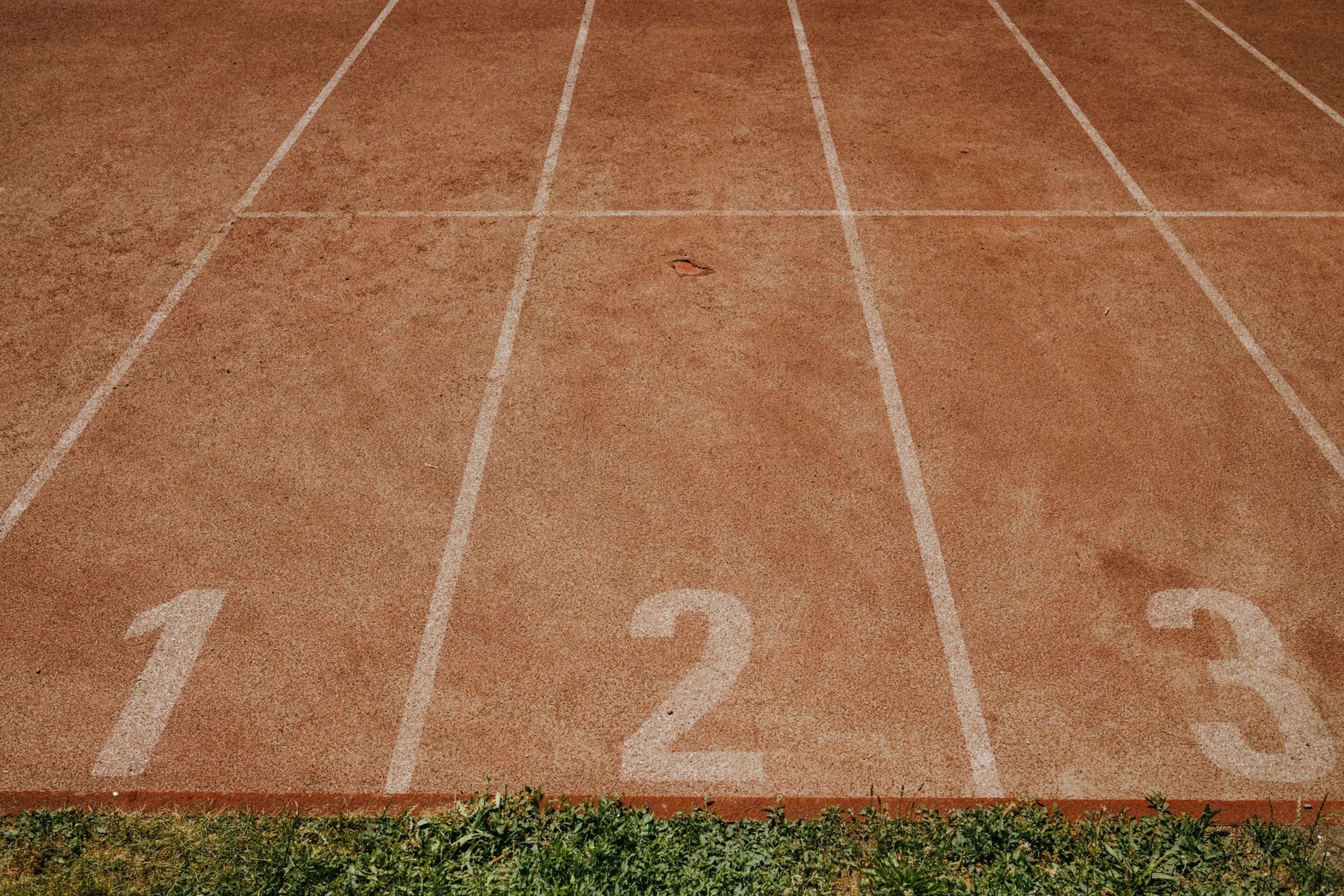 Oś liczbowa w nierównościach: domykanie przedziałów i kółka otwarte Bieżnia lekkoatletyczna z oznaczonymi torami 1, 2 i 3