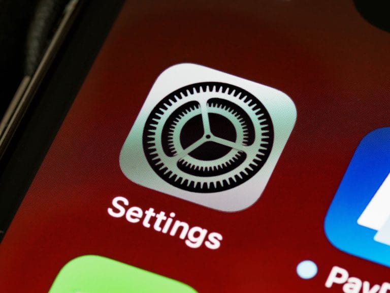 Zbliżenie ekranu iPhone’a z ikoną aplikacji